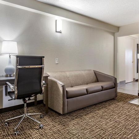 Quality Inn & Suites Spring Lake - Fayetteville Near Fort Bragg Exterior foto