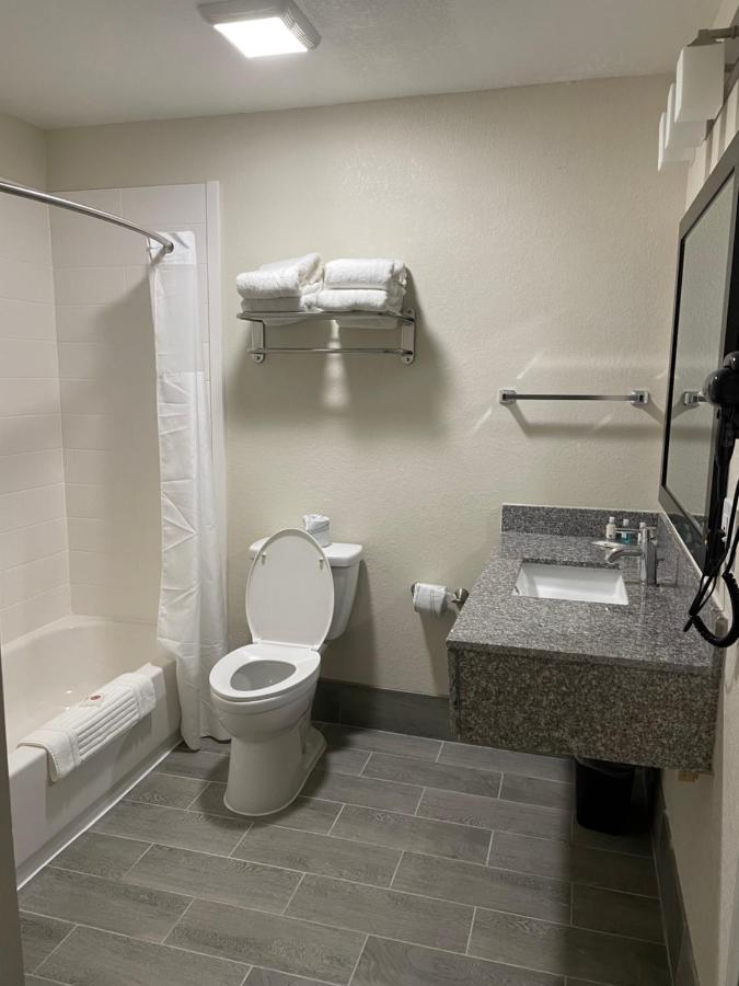 Quality Inn & Suites Spring Lake - Fayetteville Near Fort Bragg Exterior foto
